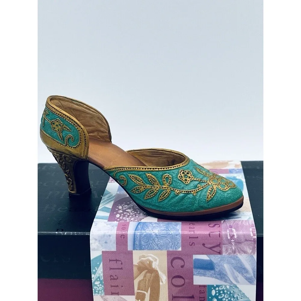 2000 Just the Right Shoe Carved Heel Green Gold Resin Shoe Figurine by Raine